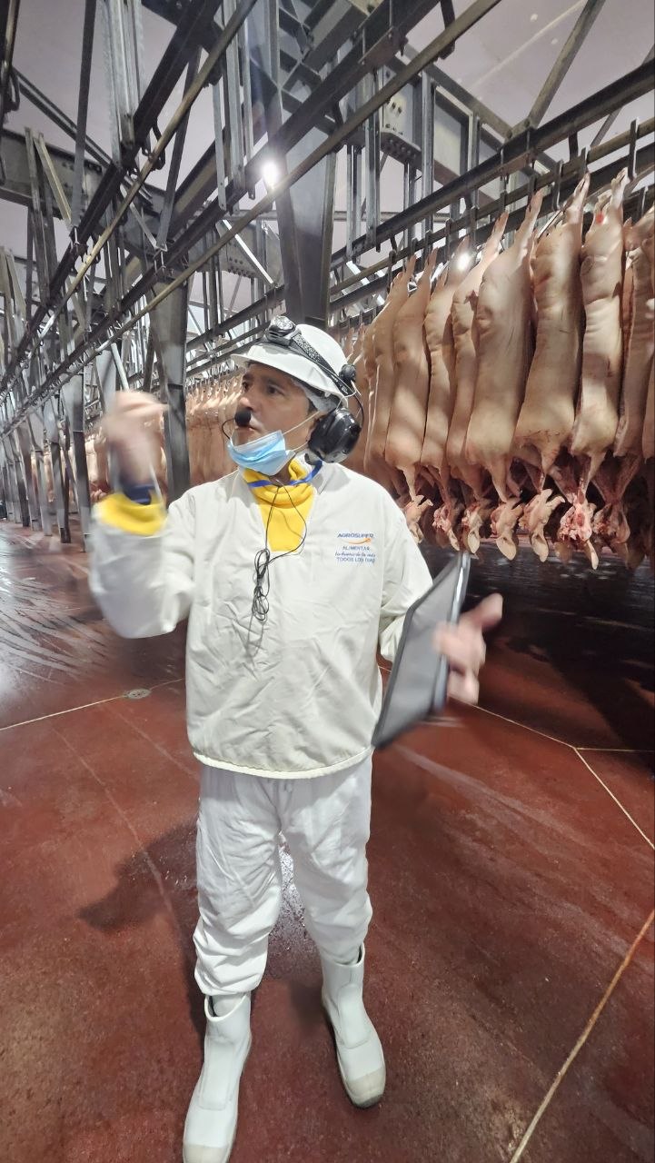 San Vicente poultry line visit showing production capability and plant expertise.