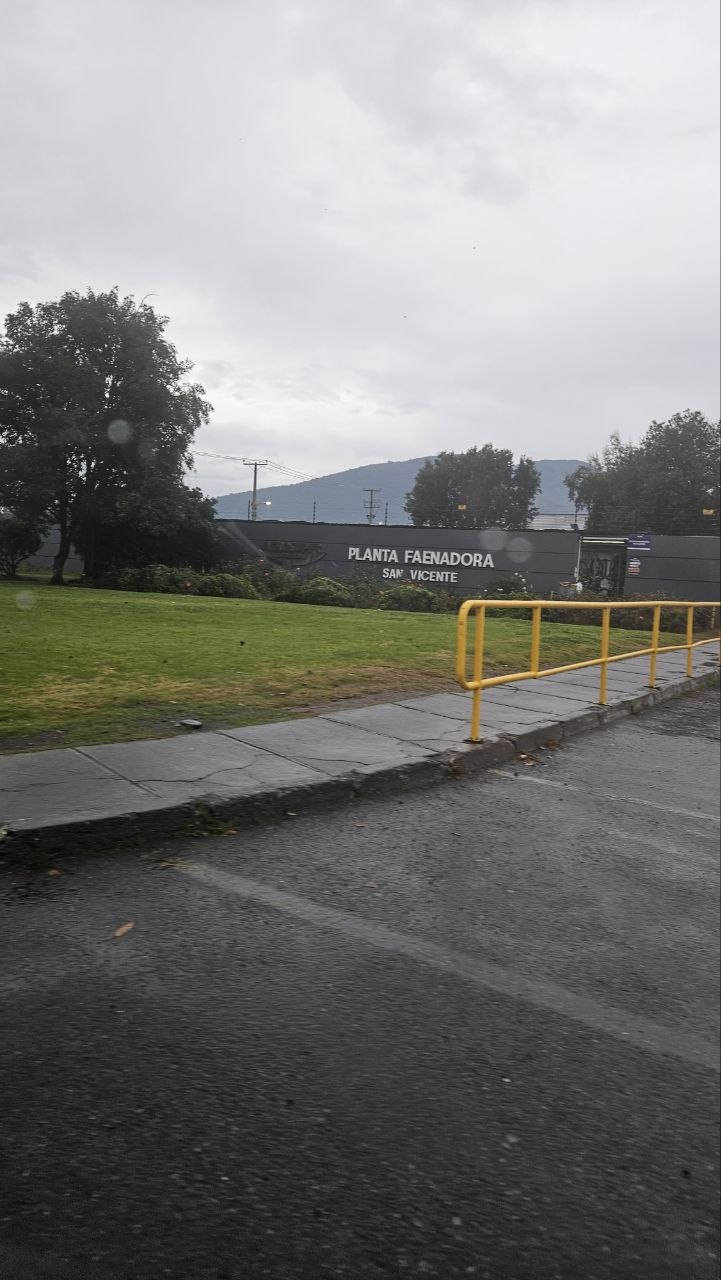 San Vicente entrance showing the formal plant visit and poultry production focus.